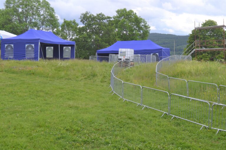 Arenaen for sprintdistansen på festningen og i området rundt begynner å ta form. Mellom 12- og 1300 personer er forhåndspåmeldt på de ulike distansene under O-festivalen, så arenaen er neppe like tom fredag.