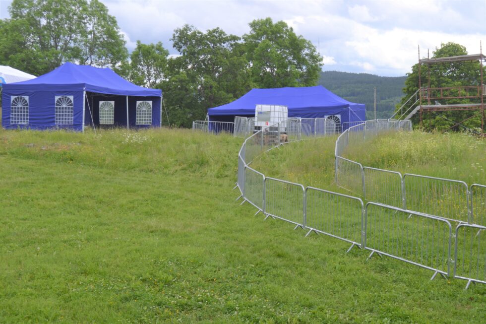 Arenaen for sprintdistansen på festningen og i området rundt begynner å ta form. Mellom 12- og 1300 personer er forhåndspåmeldt på de ulike distansene under O-festivalen, så arenaen er neppe like tom fredag.