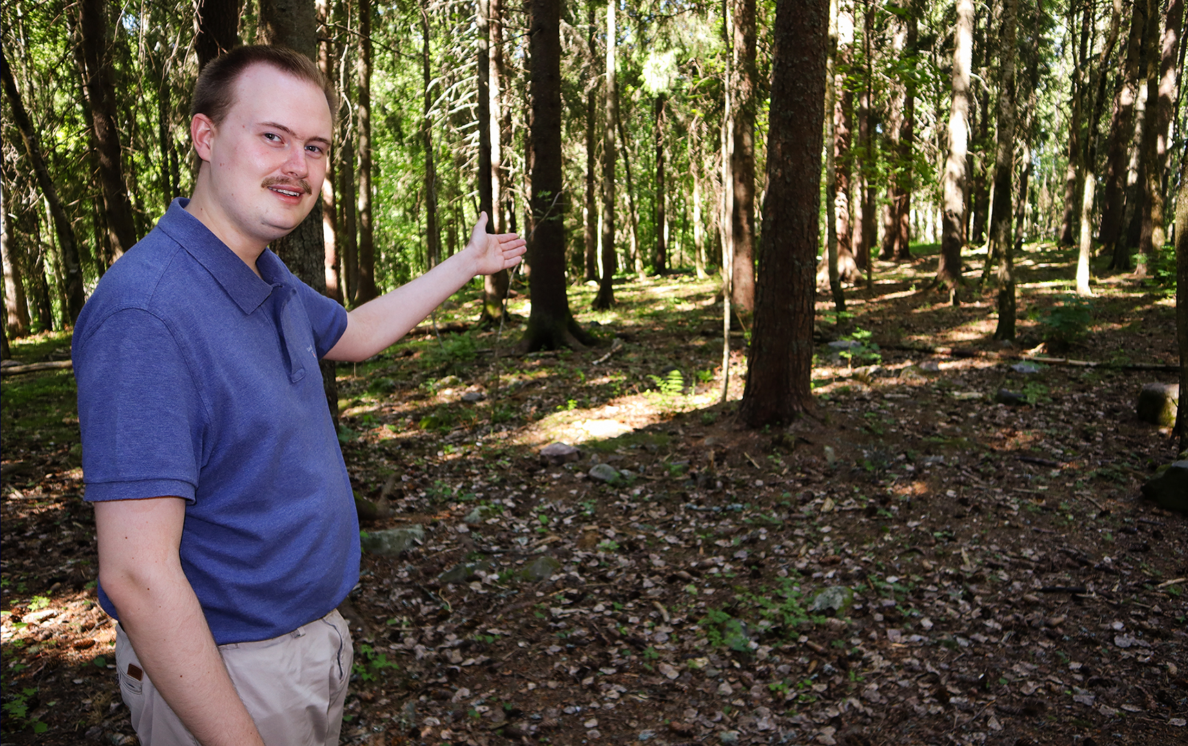 – Her, mitt i skogen, kan man lysne litt og anlegge plen.
