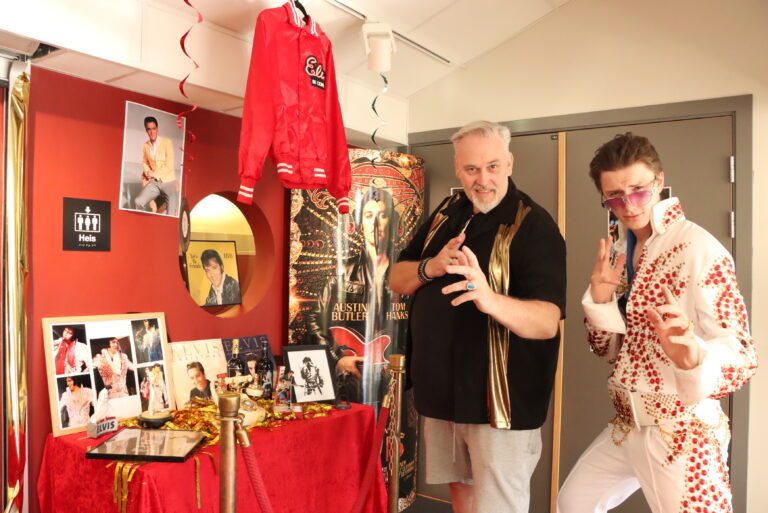 Far Bryan Frank og sønn Daniel Aaron Frank tok frem alt de kunne finne av Elvis som ellers står hjemme.
