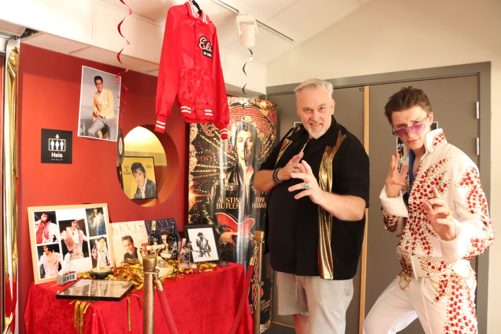 Far Bryan Frank og sønn Daniel Aaron Frank tok frem alt de kunne finne av Elvis som ellers står hjemme.