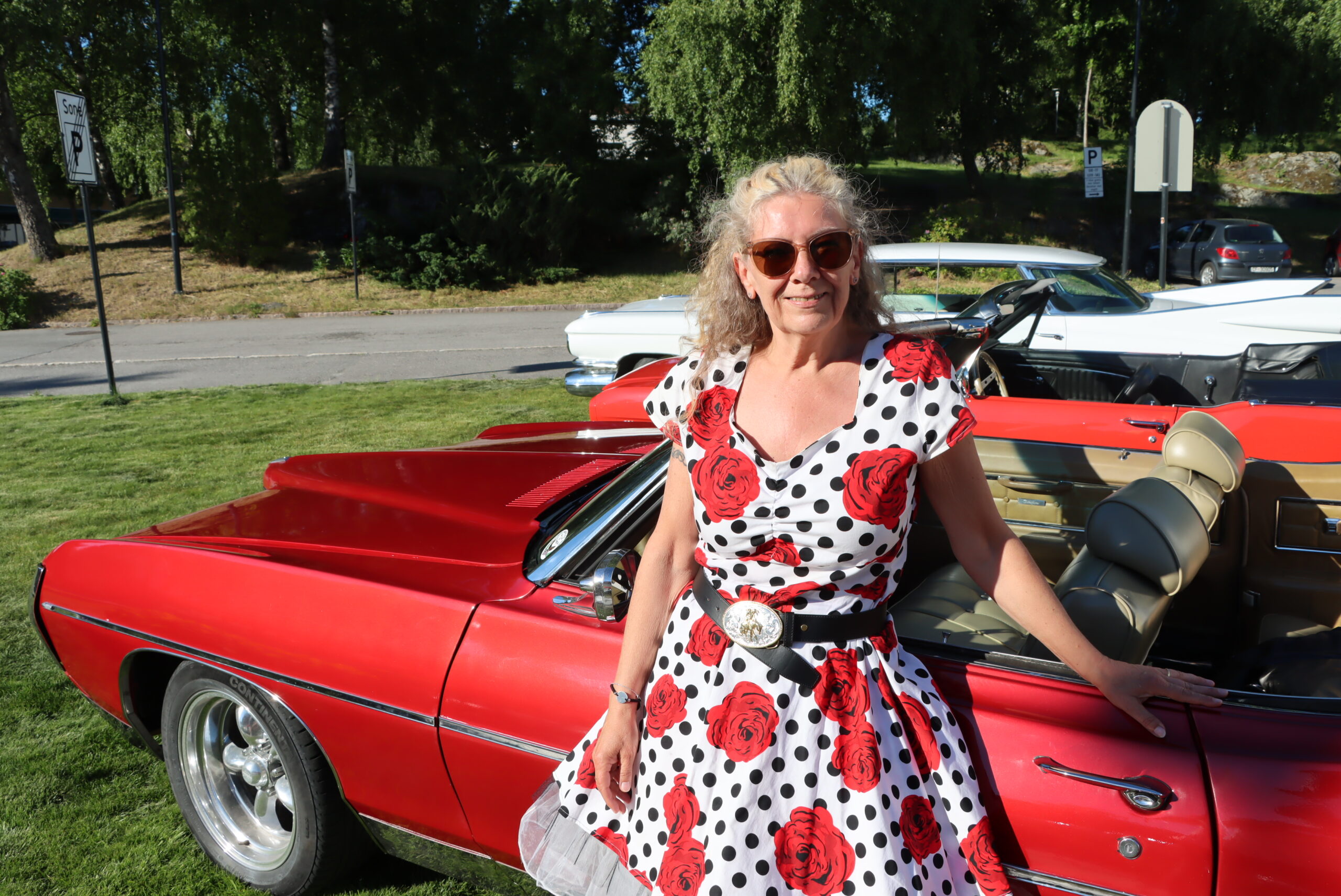 Også Tove Holt Stensbøl hadde både riktig bil og bekledning på Elvis-premieren.