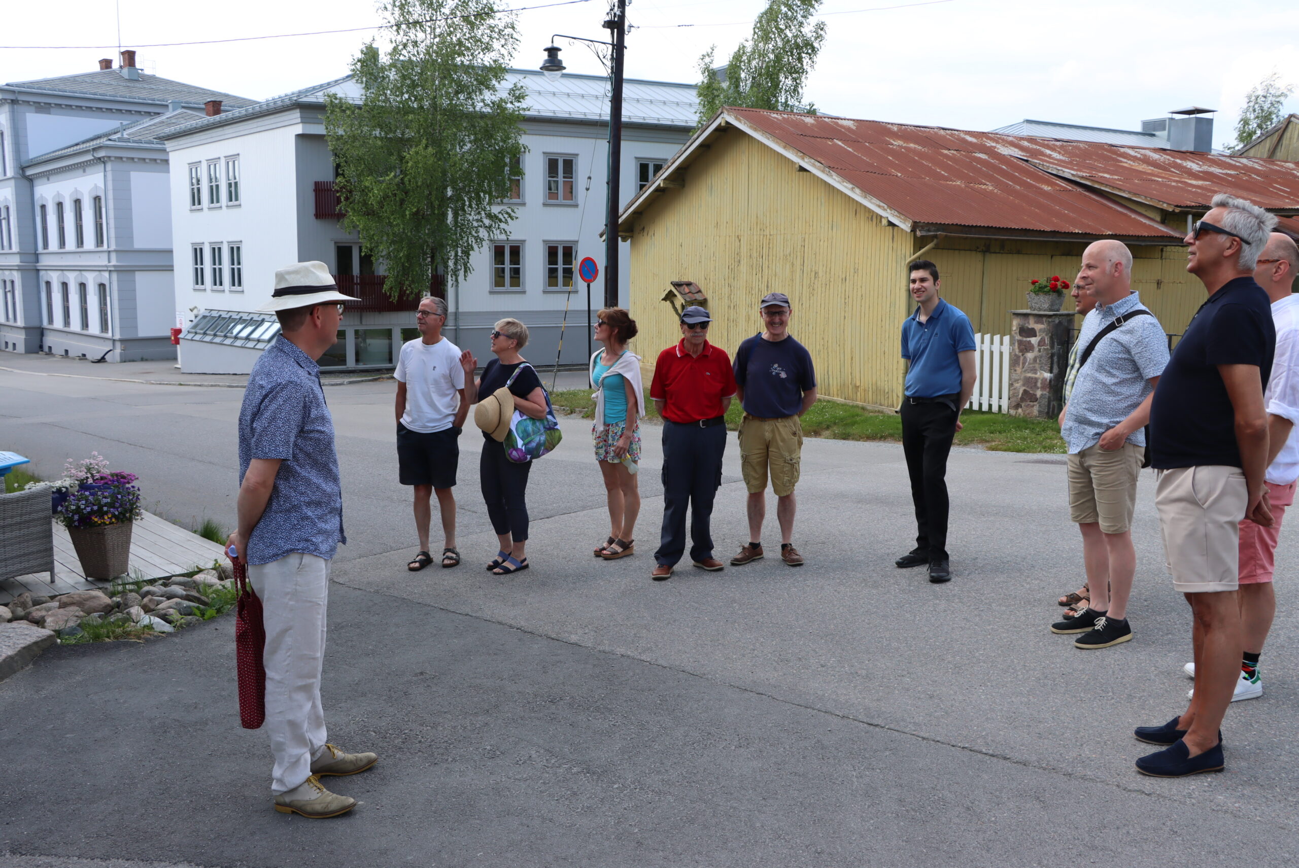 Det ble et homofilt skråblikk på Øvrebyen lørdag. Leif Berg og Carlo Vaccari (i midten) forteller at de aldri har opplevd hets for legningen sin på Kongsvinger.