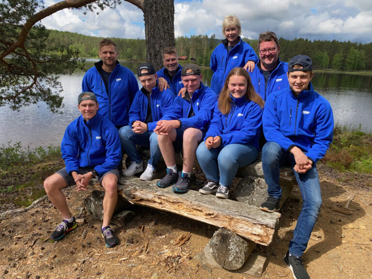 Lærlingene ved Ø.M. Fjeld Kongsvinger og Ø.M. Fjeld Wito var selvsagt med da et 30-talls lærlinger fra hele Østlandet nylig møttes ved Maarud gård. Foran: Øystein Sva (foran) er snart ferdig med lærlingtiden i Ø.M. Fjeld. Midten: Fagansvarlig Fredrik Langfoss, Hugo Gustavsson (2. års lærling i Wito), Ola Neskvern (ny lærling i Wito), Emma Grotle Støen (ny lærling i Ø.M. Fjeld Kongsvinger), Andreas Johansen (lærling i Ø.M. Fjeld Kongsvinger). Bak: HR-leder Lars Christian Stømner, Anne Kristin T. Opseth (HR-rådgiver) og Eivind Amundsen (lærlingansvarlig Wito).