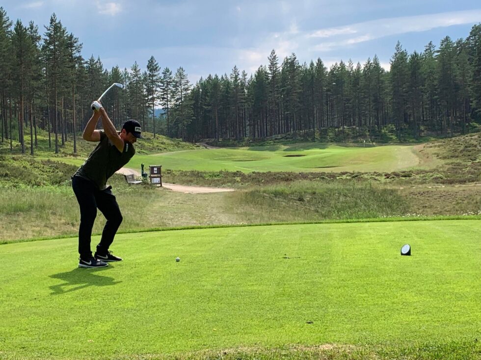 Victor Hovland var i full sving på den lokale golfbanen. Besøket var halvveis hemmelig, og verdensstjernen og hans følge var i gang, gikk ryktebørsen varm.