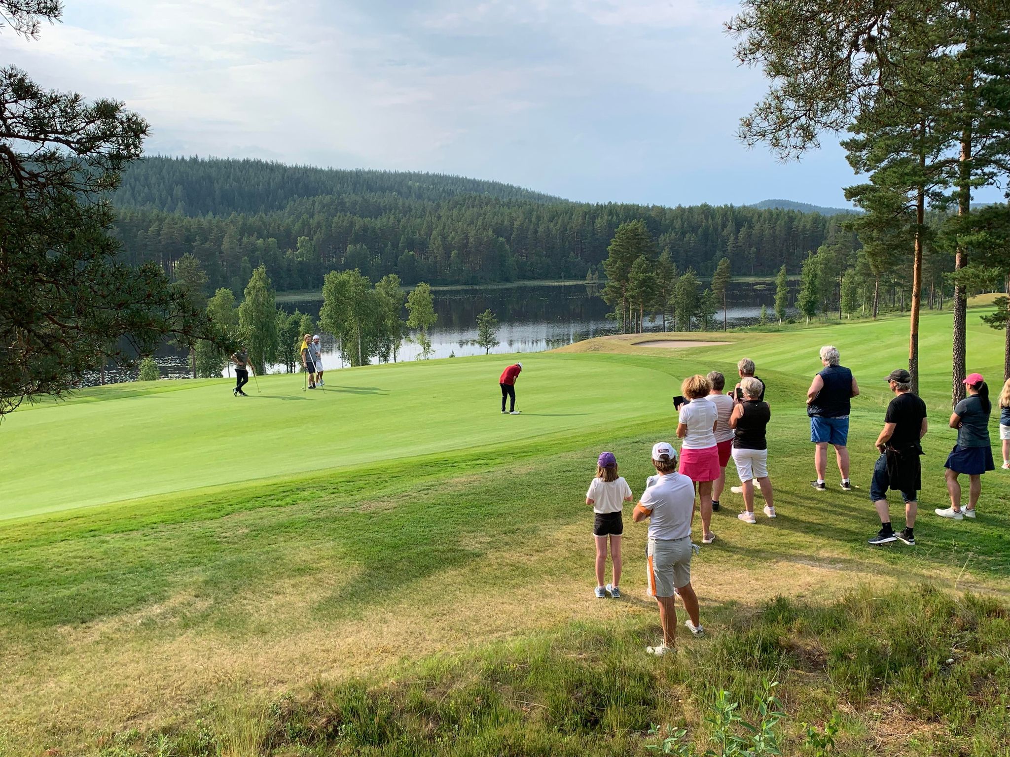 Ryktene om lokalt stjernespill trakk raskt tilskuere til Liermoen.