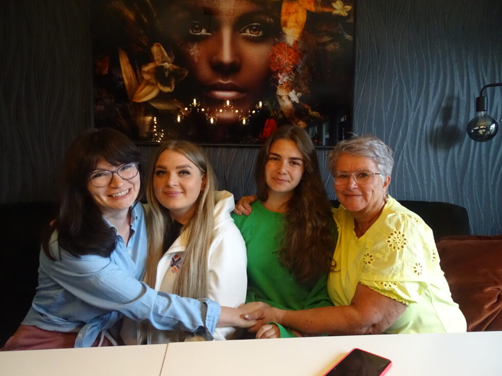 Nataliya Tkuchova og datteren Kristina med husmor Bente Aasum (t.h.) og Frida Maria Lundberg, som leder frivillig-gruppen Nødhjelp til Ukraina i Kongsvinger.