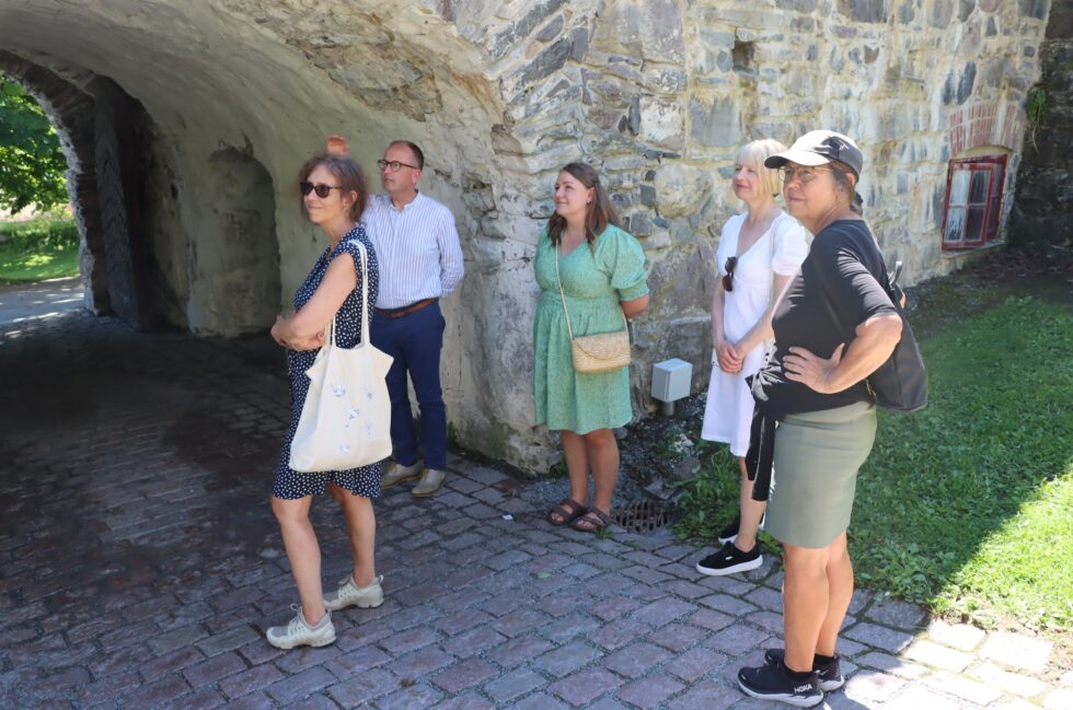 Siri Holst Larsen (t.v.), Bjørn Sverre Hol Haugen, Vilde Strid, Åshild Dahle og Trine Christensen på byvandring.