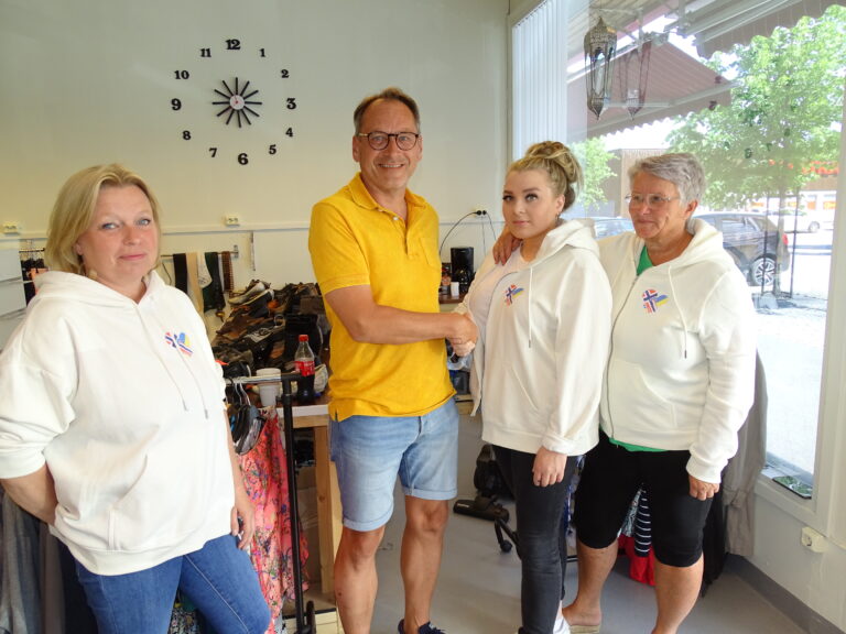 Daglig leder Geir Hagerud i Overskuddsfabrikken fikk en varm takk fra Lena Lundberg, Frida Maria Lundberg og Bente Aasum i den frivillige organisasjonen Nødhjelp til Ukraina som driver gratisbutikk for flyktninger i Kongsvinger.