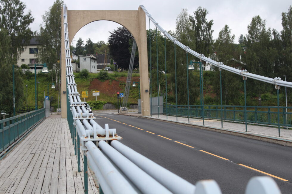 Sørenden av gamlebrua skal utbedres først, dermed blir trafikken på E16 under også omdirigert en ukes tid, neste uke.