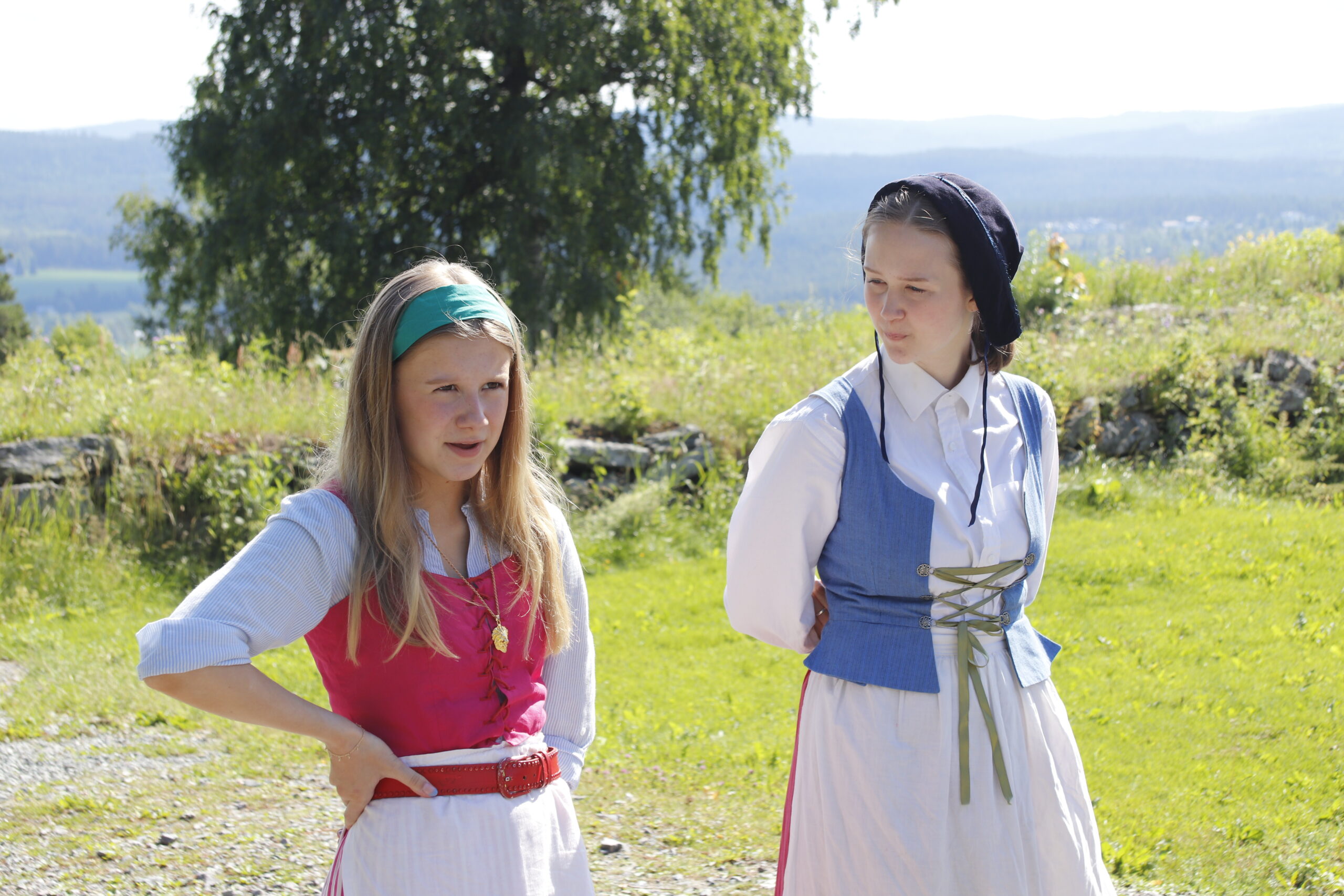 Kokkejentene Klara og Josefine følger barna rundt på Festningen.