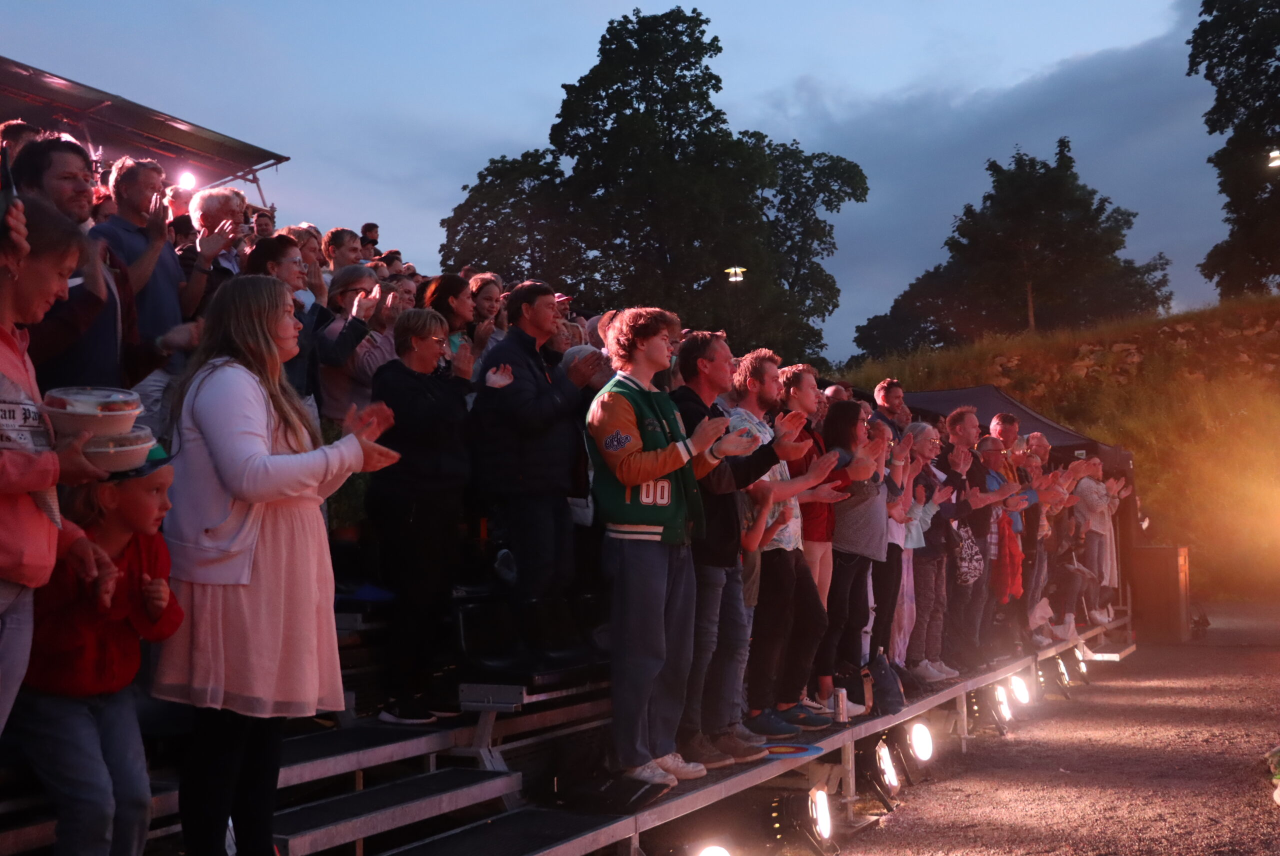 Fullt hus på festningen fredag kveld.