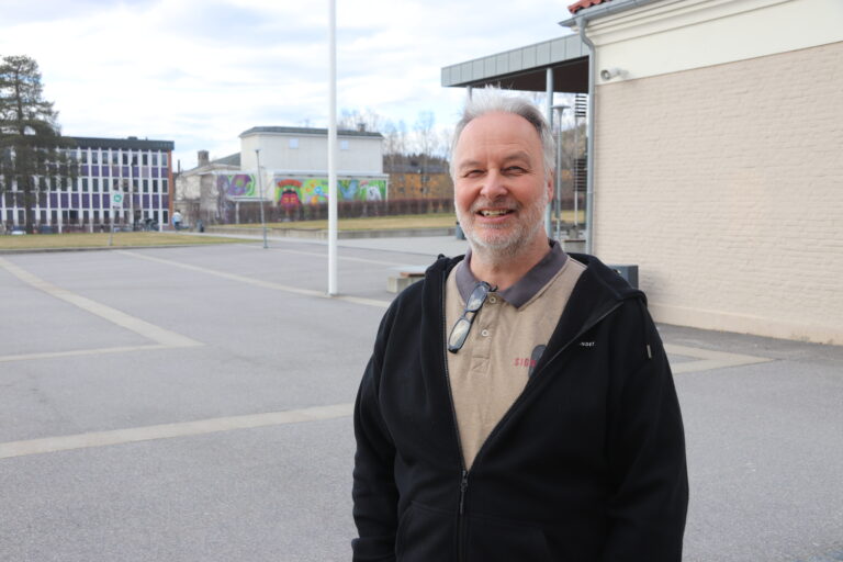 Mange kjenner ham fra jobben ved Sentrum videregående skole. Kanskje er det flere som har sett ham på scenen gjennom årene. Per Morten Bråten har fortsatt mye med musikk å gjøre, avslører han.