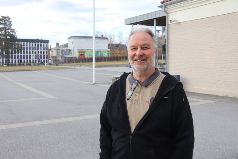 Mange kjenner ham fra jobben ved Sentrum videregående skole. Kanskje er det flere som har sett ham på scenen gjennom årene. Per Morten Bråten har fortsatt mye med musikk å gjøre, avslører han.