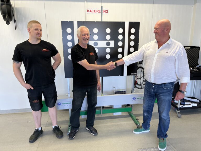 Andre Wessel Bjørnstad (t.v.) og Martin Kjærnet skal nå jobbe sammen i det nye fusjonerte selskapet der salgssjef Bjørn Trøhaugen i Hurtigruta Carglass (t.h.) gleder seg til oppgradering av lokalene på Rastad.