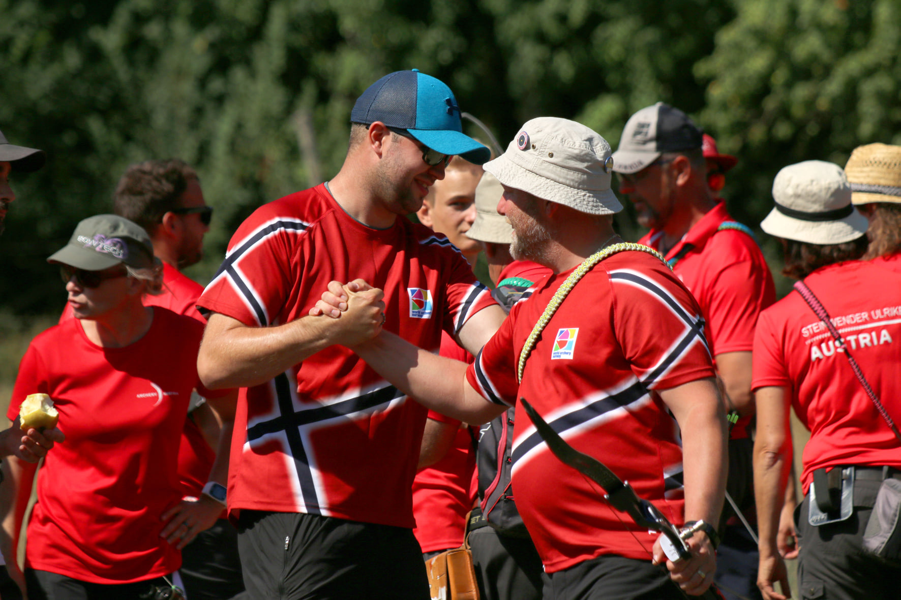 Under EM Felt i Kroatia i 2021, sikret Lars Marius Norge en kvoteplass i World Games. Her gratuleres han av Simen Burhol.