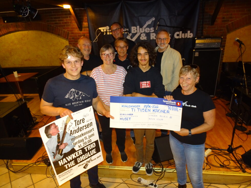 Huset-musiker Per Andreas Brinck Strøm (f.v.), klubbleder Johnny Fjeld, styremedlem Britt Lavik, valgkomitemedlem Kai Tønnesen, ungdomsrepresentant Hamdi Mejri Tønnessen i Huset, Husets styreleder Dag Sand og kasserer Ann-Britt Littlejones. Bakerst er sekretær i Vinger Blues- og Rock Club Karl Martin Amundsen.
