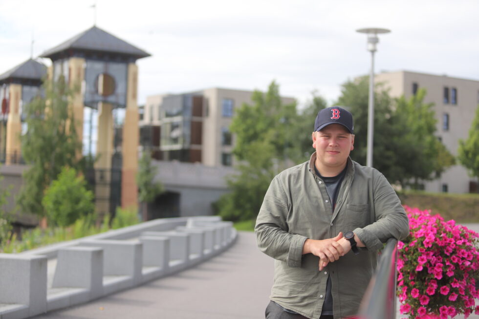 – Det er deilig å være hjemme på Kongsvinger og besøke folk jeg er glad i, sier Simon Stolt Wang, som nå gleder seg som en unge til serieåpningen i ishockey når gamleklubben Vålerenga kommer til Asker.