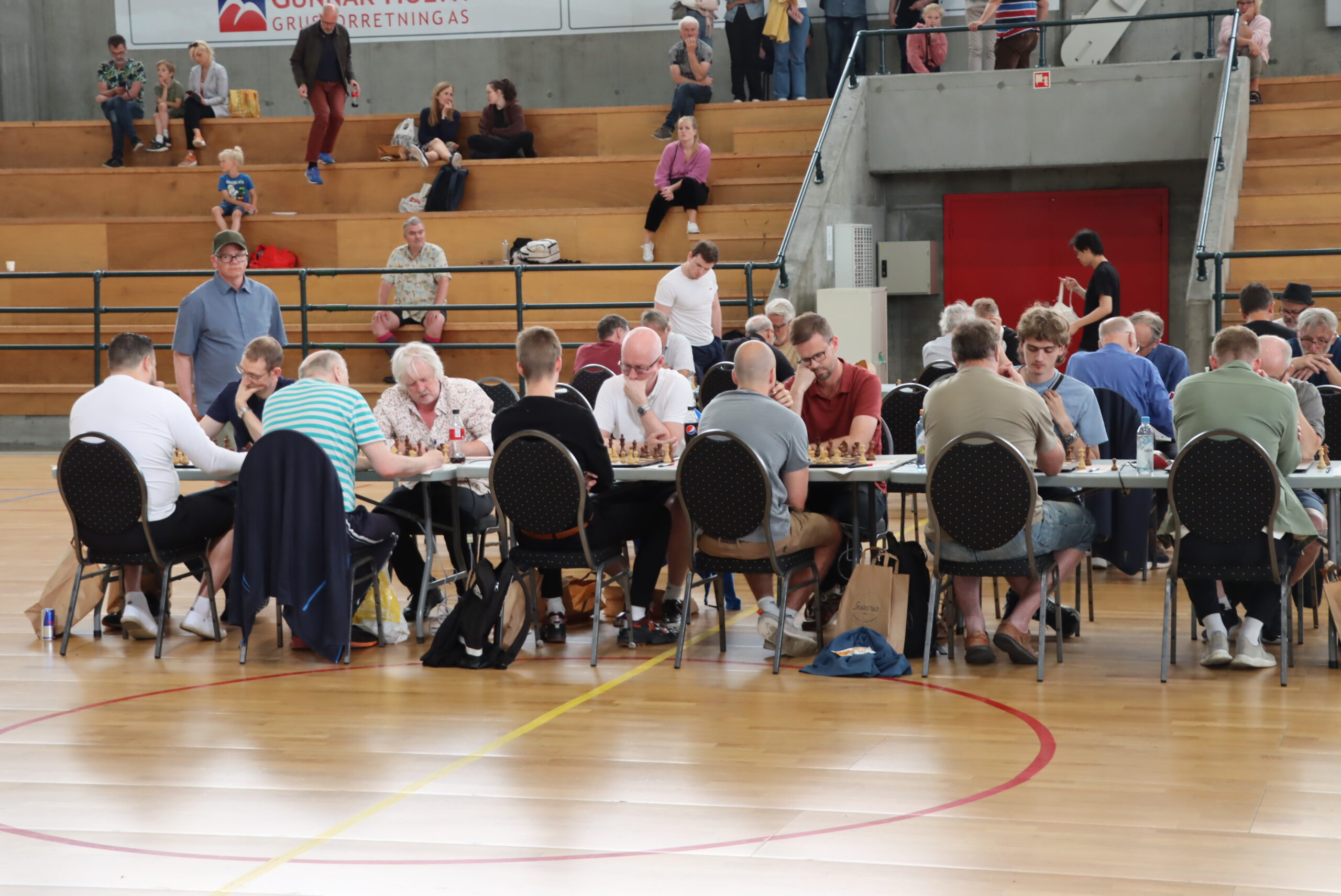 Det er lite heiarop og forstyrrelsesmomenter i hallen. Da første parti begynte, ble det musestille.