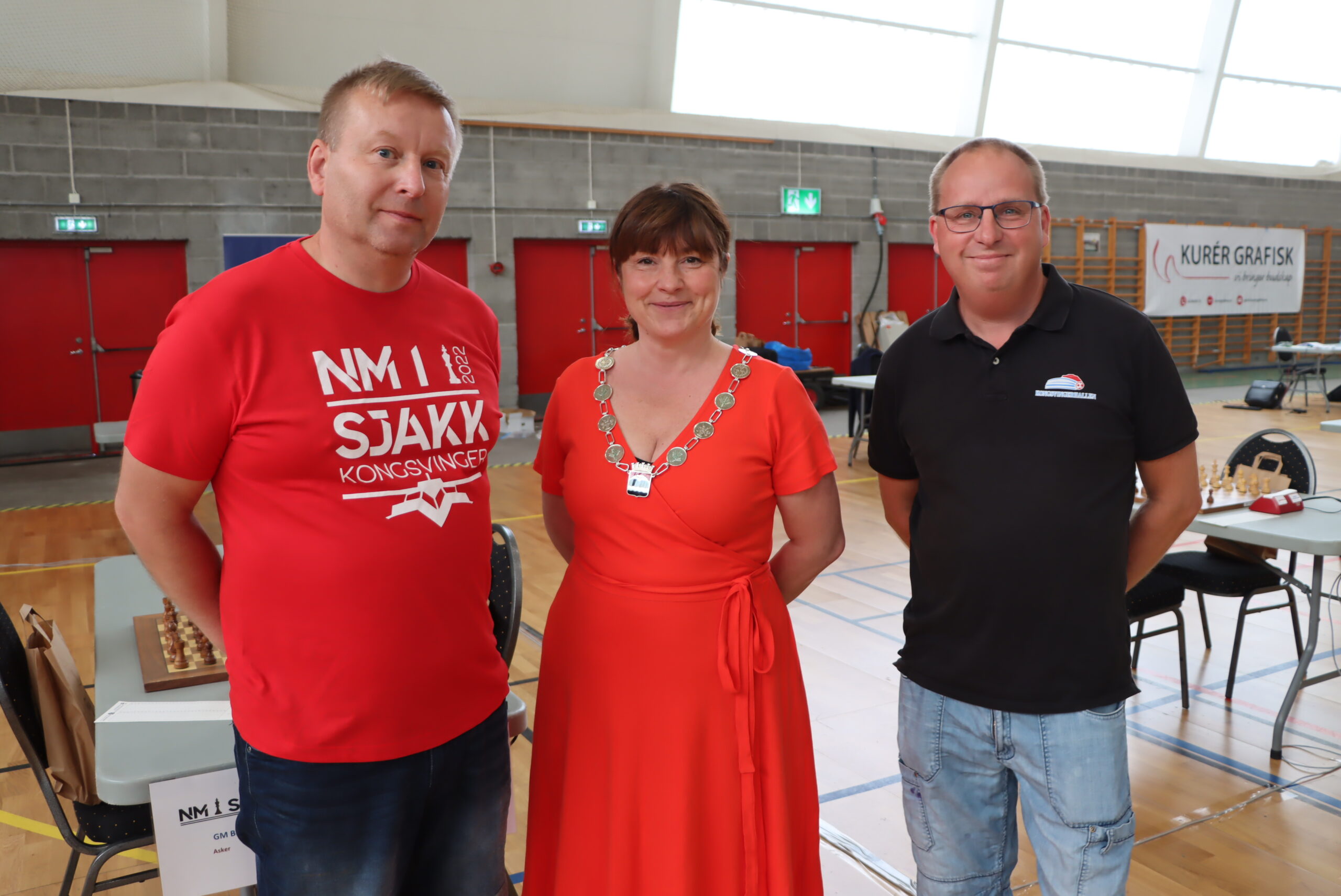 Leder i arrangementskomitéen Espen Løken, ordfører Eli Wathne og daglig leder i Kongsvingerhallen Geir Magne Andersen på plass i anledning den store dagen.