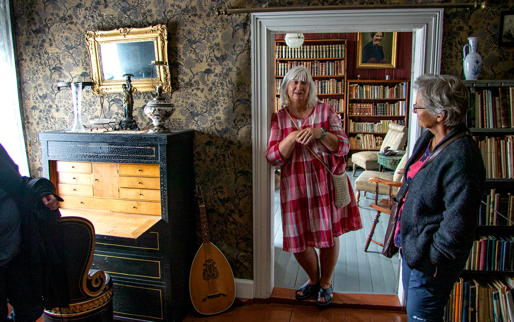De første gjestene lytter interessert til alle anekdotene om familien Aamodt og hele byggets historie.