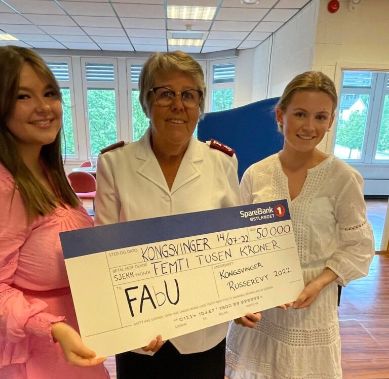 Tuva Stenerud (t.v.) og Marthe Skjæret overrakk sjekken på 50.000 til Anne Beth Fagermo i Frelsesarmeen.