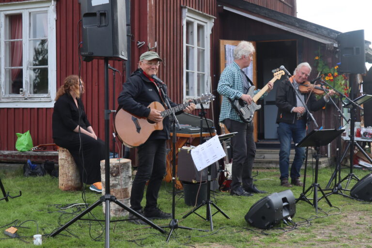 Elin Larsen og Rolf Amundsen i Oralas venner var storfornøyde med det gode oppmøtet på visekvelden inne på Varaldskogen