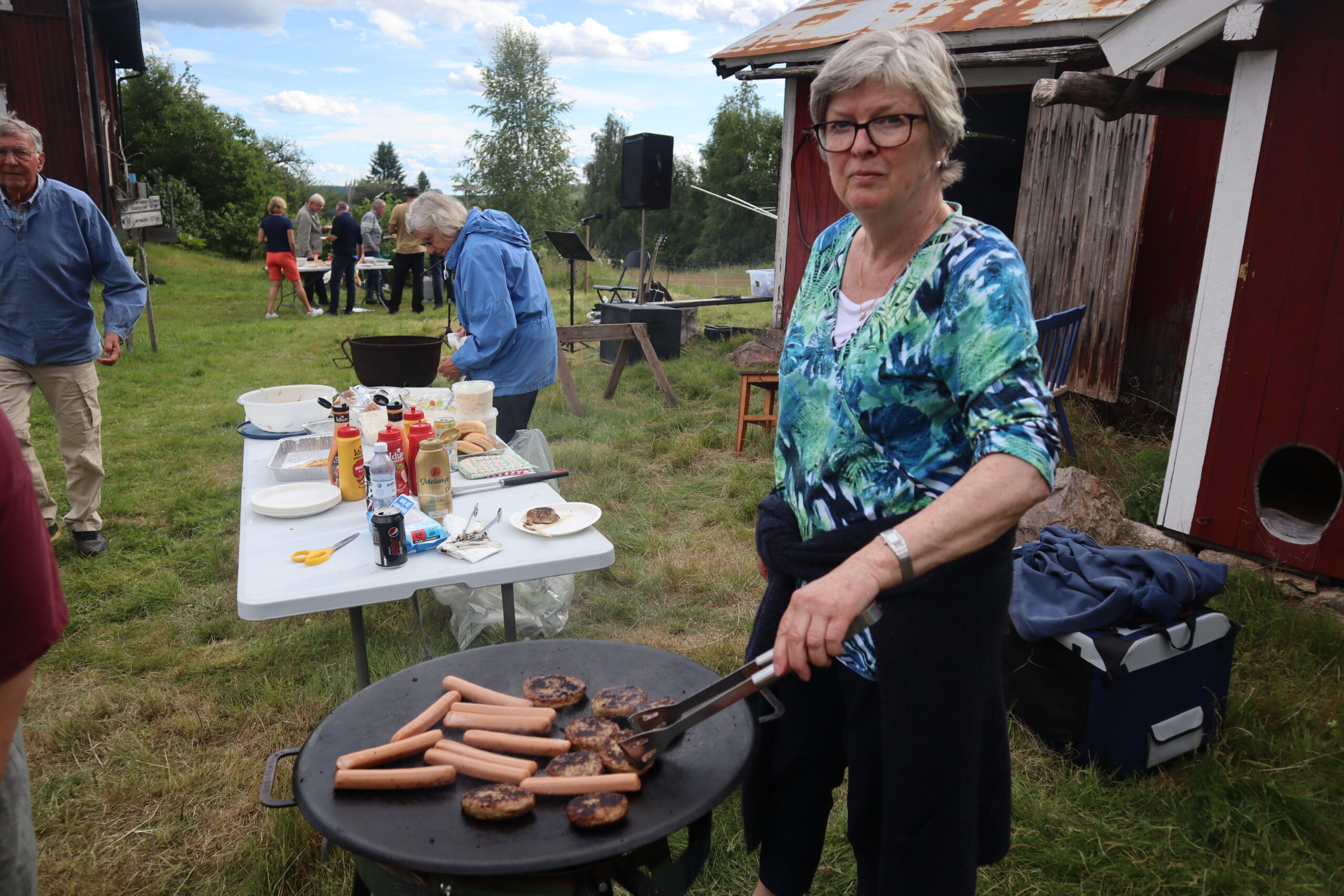 Anne Helene Andreassen fra Kongsvinger var en av de mange frivillige hjelperne som sørget for at det ble mat til alle tilreisende.
