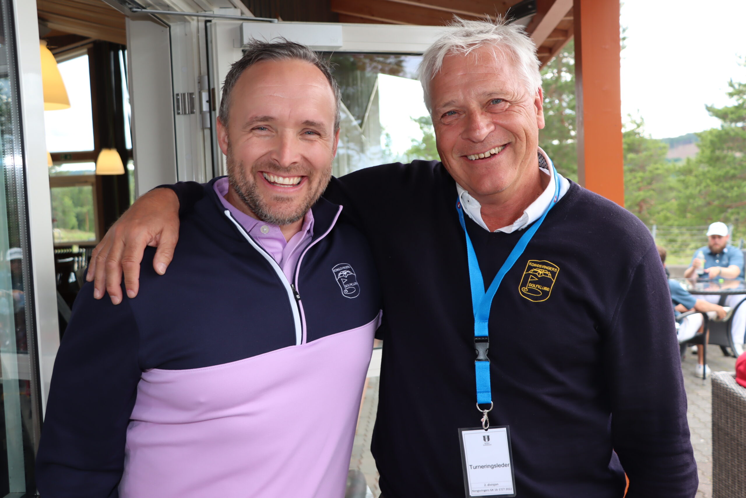 Daniel Larsson (t.v.) og Olav Nysæther fra Kongsvingers Golfklubb har hatt en lang helg, men det var bare godt humør å finne på Liermoen.