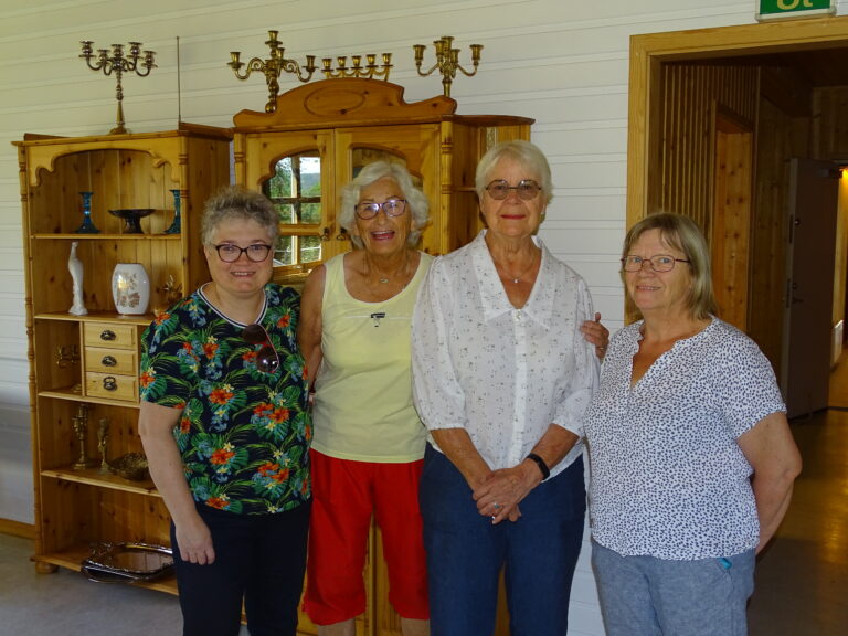 Wenkah Gjermundsen (f.v.) i interrimstyret for Seniorsenteret i Kongsvinger, på dugnad med Liv Berit Roland, Anne Lise Gulvik og Doris Tangen.