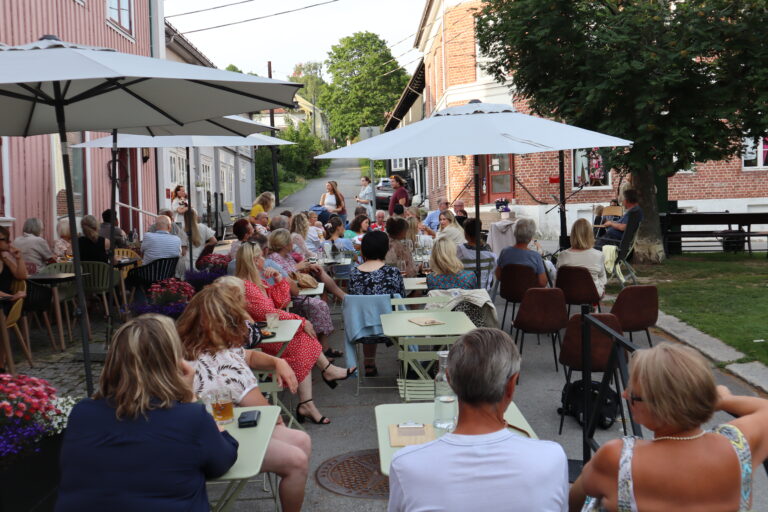 Det ble fullt hus og helt fullbooket restaurant på Kafe Bohem i kveld