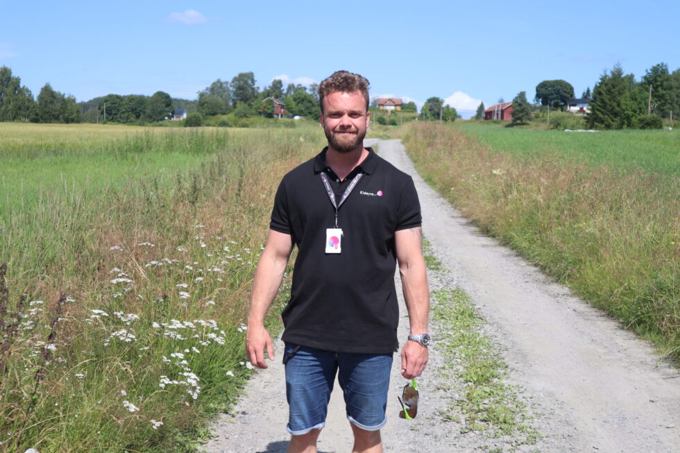 Fredrik Olsen fra Eidsiva Bredbånd vil besøke samtlige husstander som er aktuelle for å få tilkobling til en fiberkabel mellom Austmarka og Brødbøl