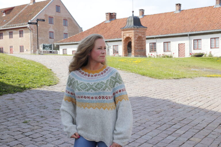 Marit Jørgensen har strikking og Instagram som hobby, og innholdet hun legger ut når ut til mange.