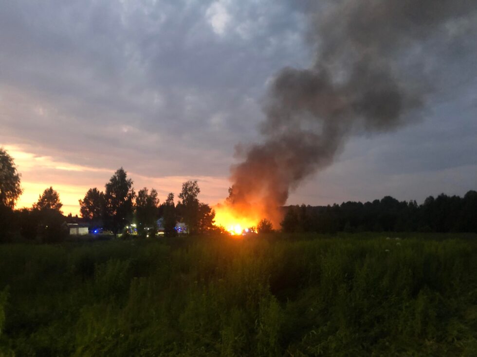 Flere naboer ble evakuert under slokkingen av gartneri-brannen på Roverud torsdag kveld. Det var fare for gass-eksplosjon.