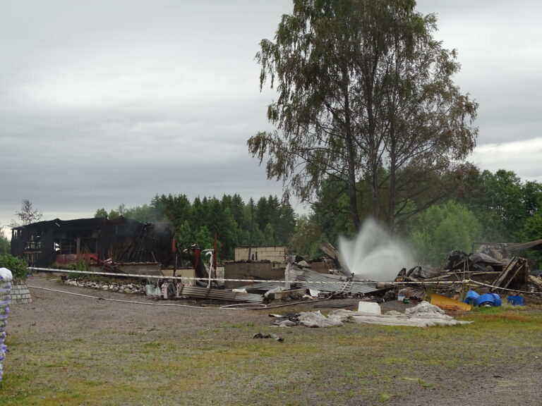 Etterslokking av branntomta på Bossemoen på Roverud.