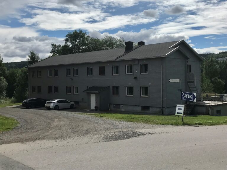 Leilighetsbygget på Langeland ble satt i stand som asylmottak i starten av Ukraina-krisen. Det har ikke vært i bruk, ei heller de 70 plassene Stiftelsen Sana etablerte ved Vinger Hotell.