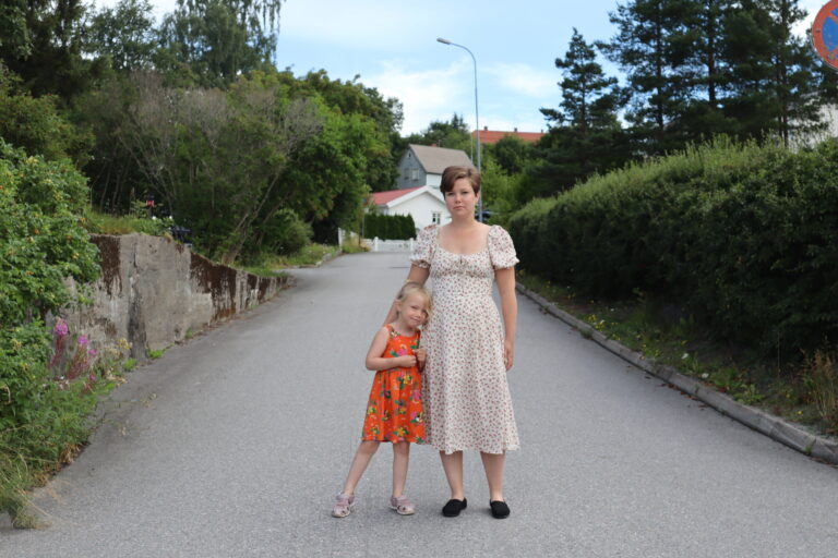 Bilene kjører altfor fort sør på Tråstad, synes Lene Lien, her med datteren Nora.