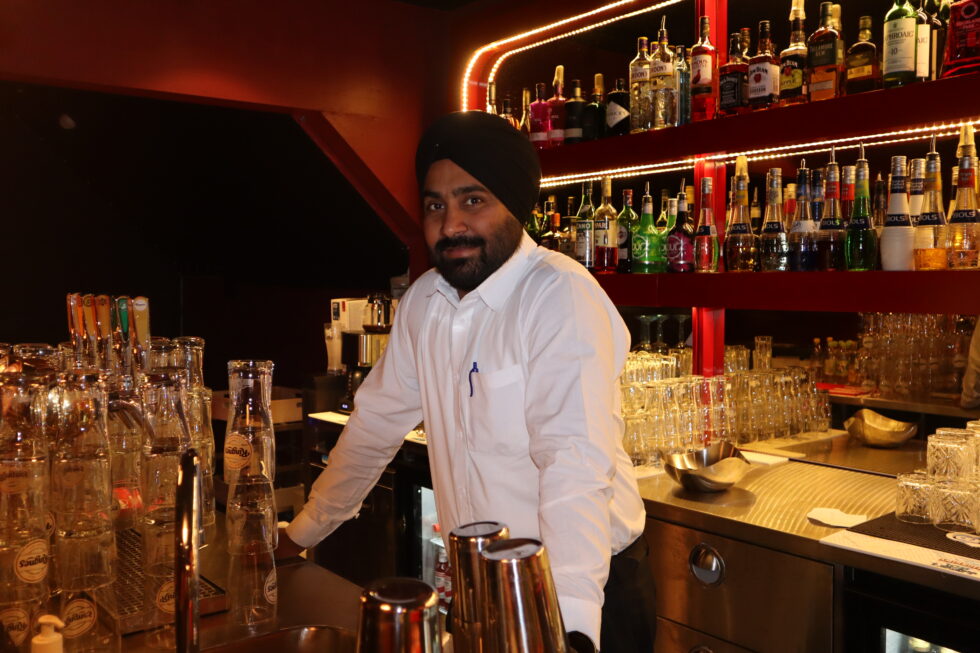 Eier Sarvanjit Singh er fornøyd med å ha åpnet dørene igjen.