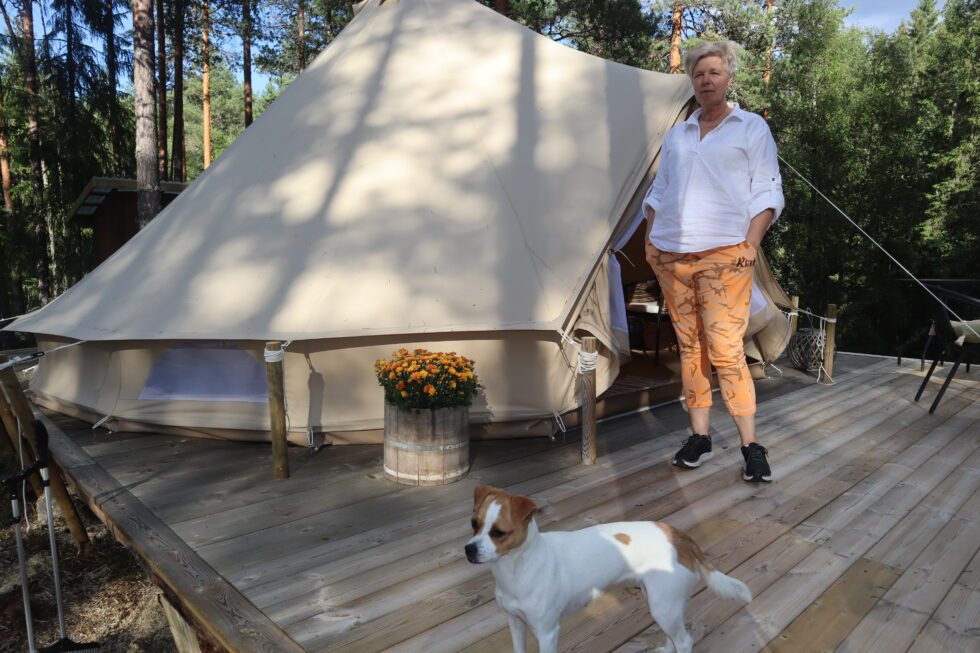 Elisabeth Johansen og hunden Tuva viser fram det nye overnattingstilbudet i nærheten av Dragonmoen.