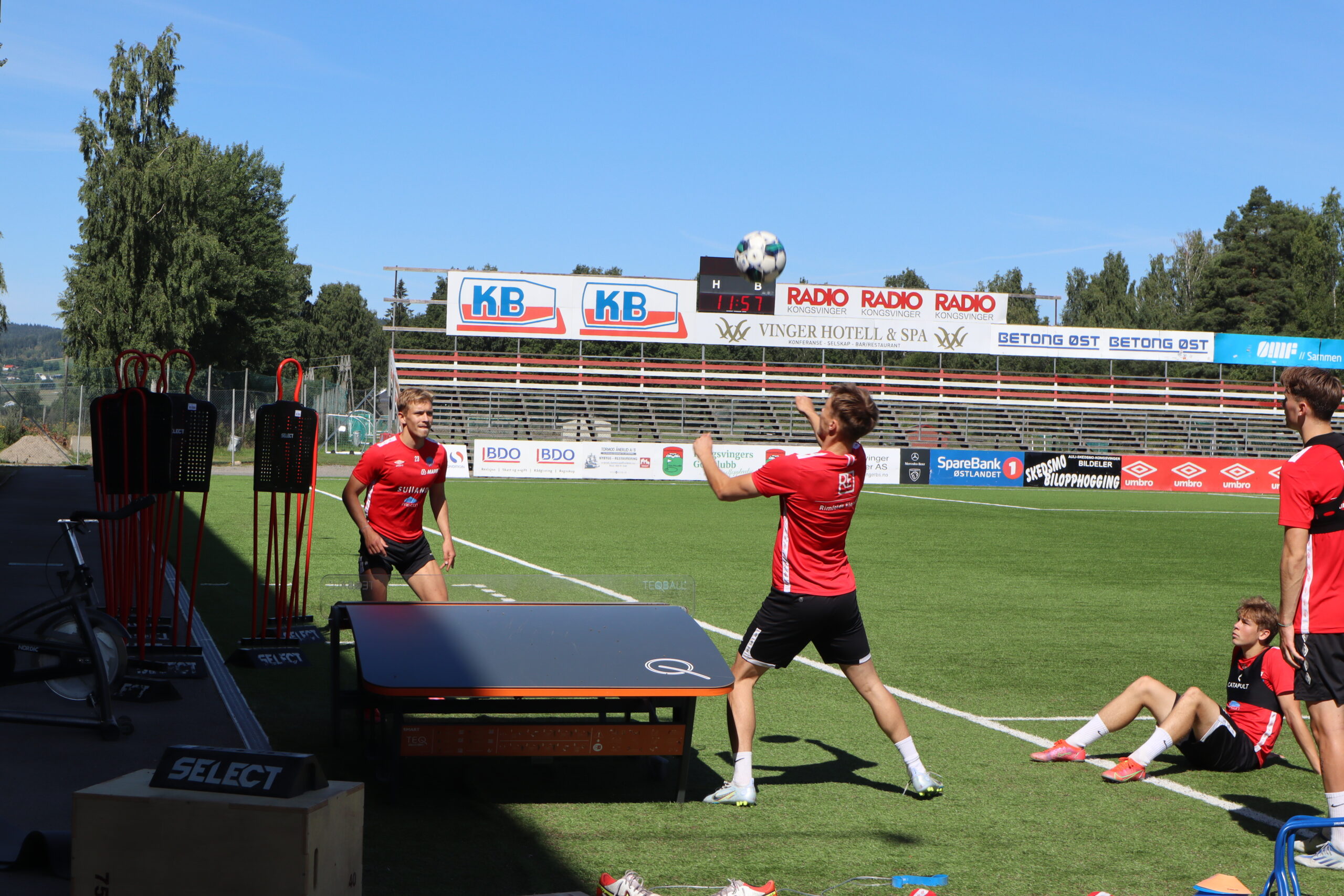 Fredagstreninga ble avsluttet med litt fotballtennis.