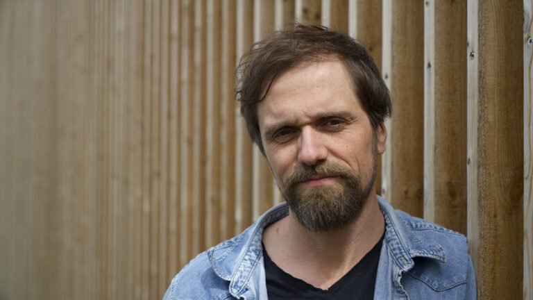 Erik Lukashaugen har Hans Børli å takke for at han begynte å skrive viser, sier han.