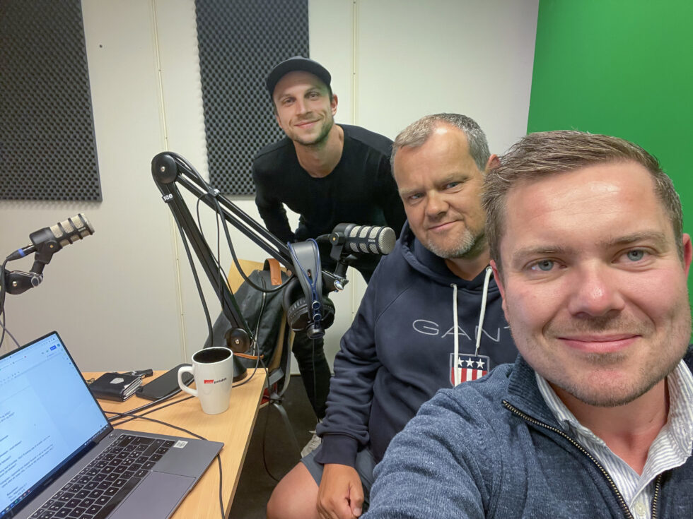 Lars Christian Krogh Gerson (t.v.) var den perfekte gjest da Pål Sønsteli og Jonas Krabseth var tilbake med en ny episode av HARABALL etter åtte måneders pause.