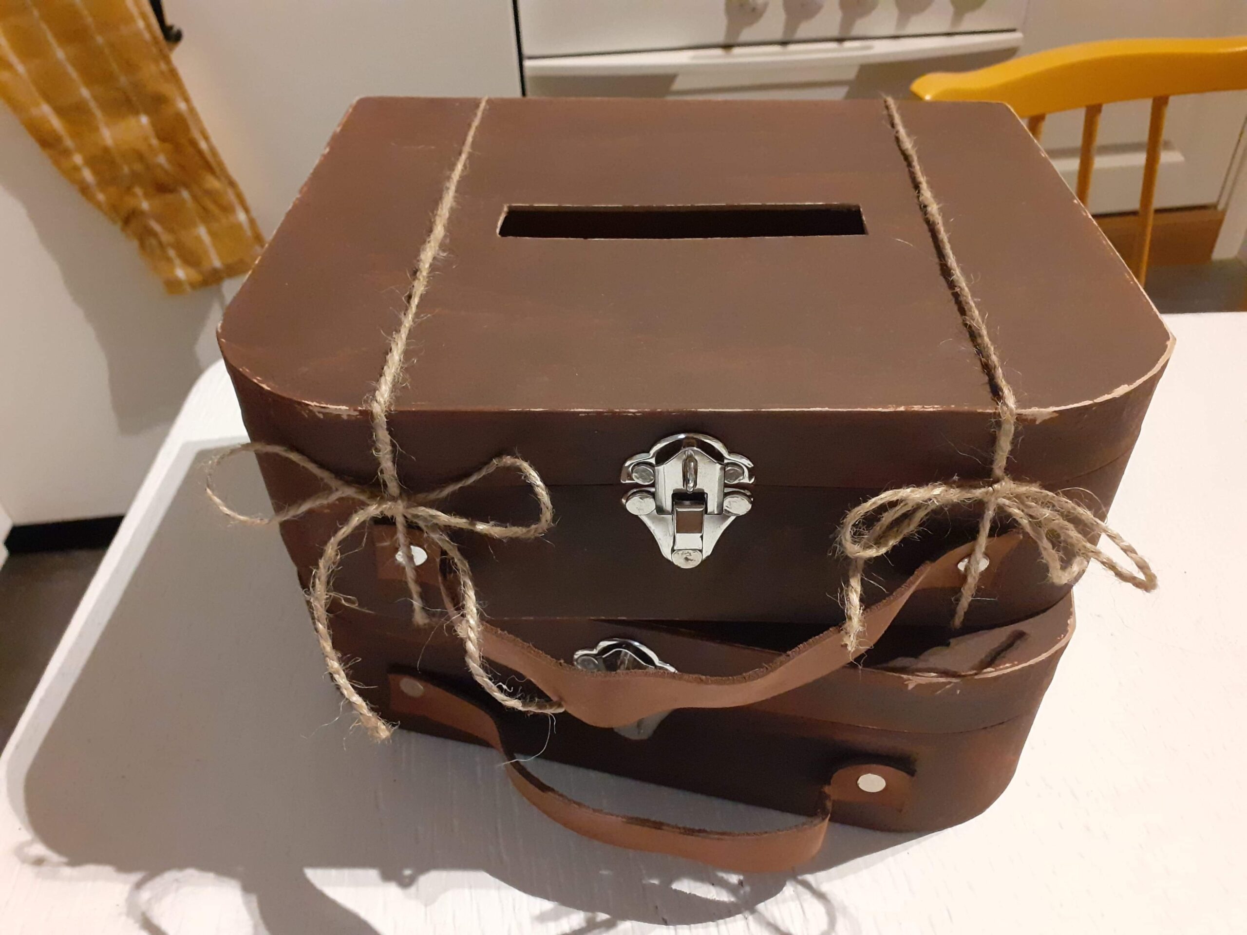 Ularm-teaterets utplasserte koffert for lapper med beskjeder fra folk om hva de har i bagasjen.