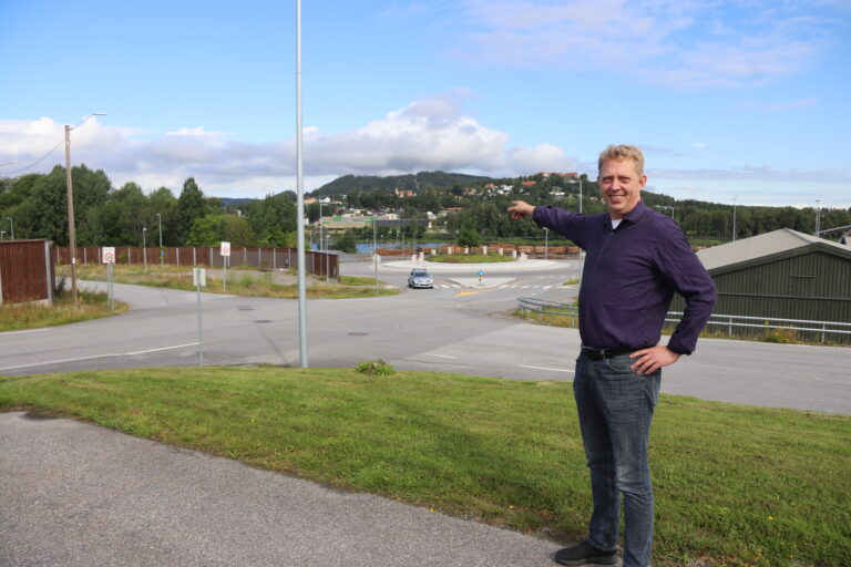 Her, i forlengelsen av Kongeveien, vil folk på Vennersberg ha gangbro over til KUSK, forklarer styreleder Vilni Verner Holst Bloch.