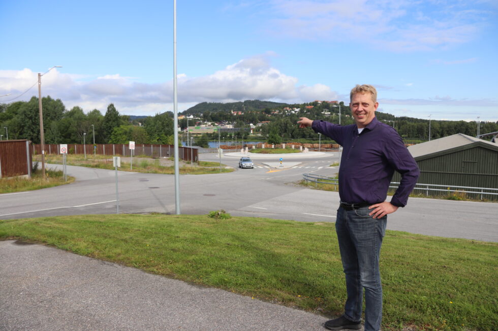 Her, i forlengelsen av Kongeveien, vil folk på Vennersberg ha gangbro over til KUSK, forklarer styreleder Vilni Verner Holst Bloch.