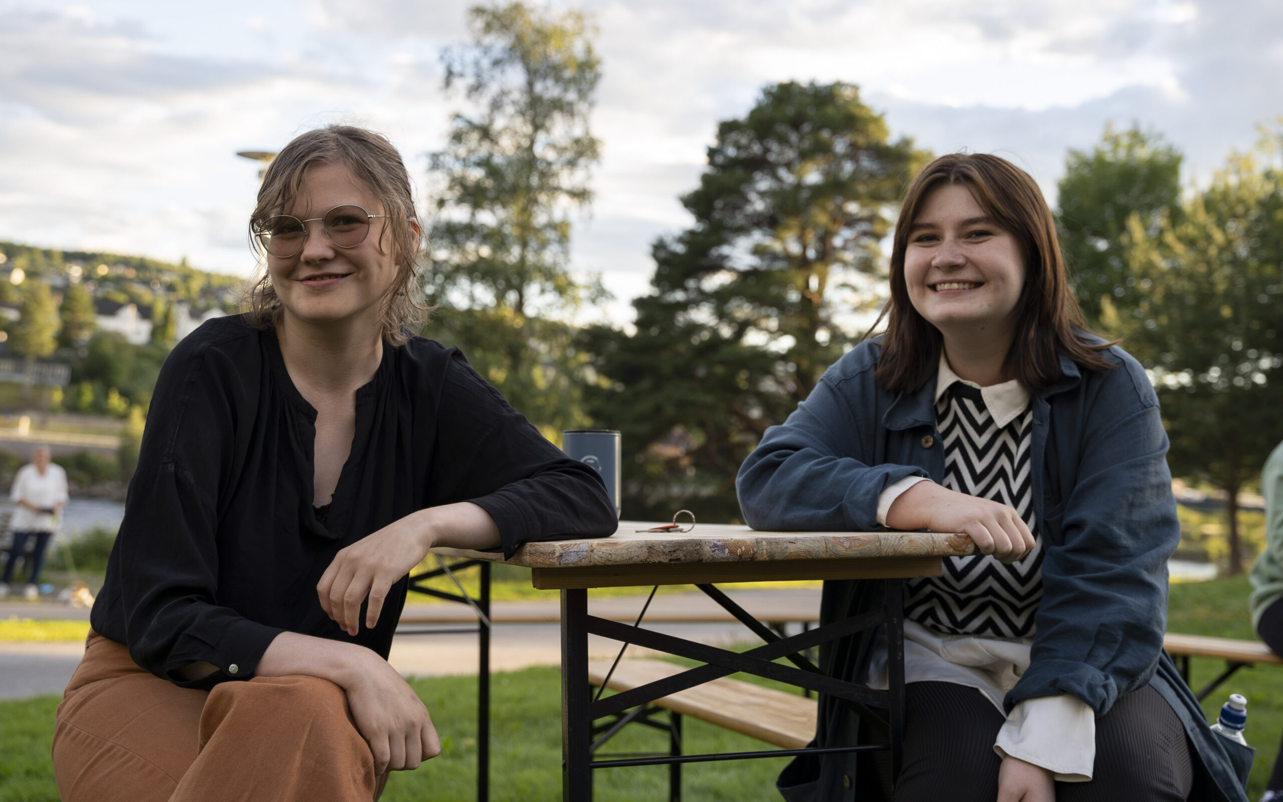 Produsentene, Ingjerd Engh(23) og Hanna Løvberg(22), synes det er ekstra hyggelig at folk som går på tur forbi konserten slenger seg med.