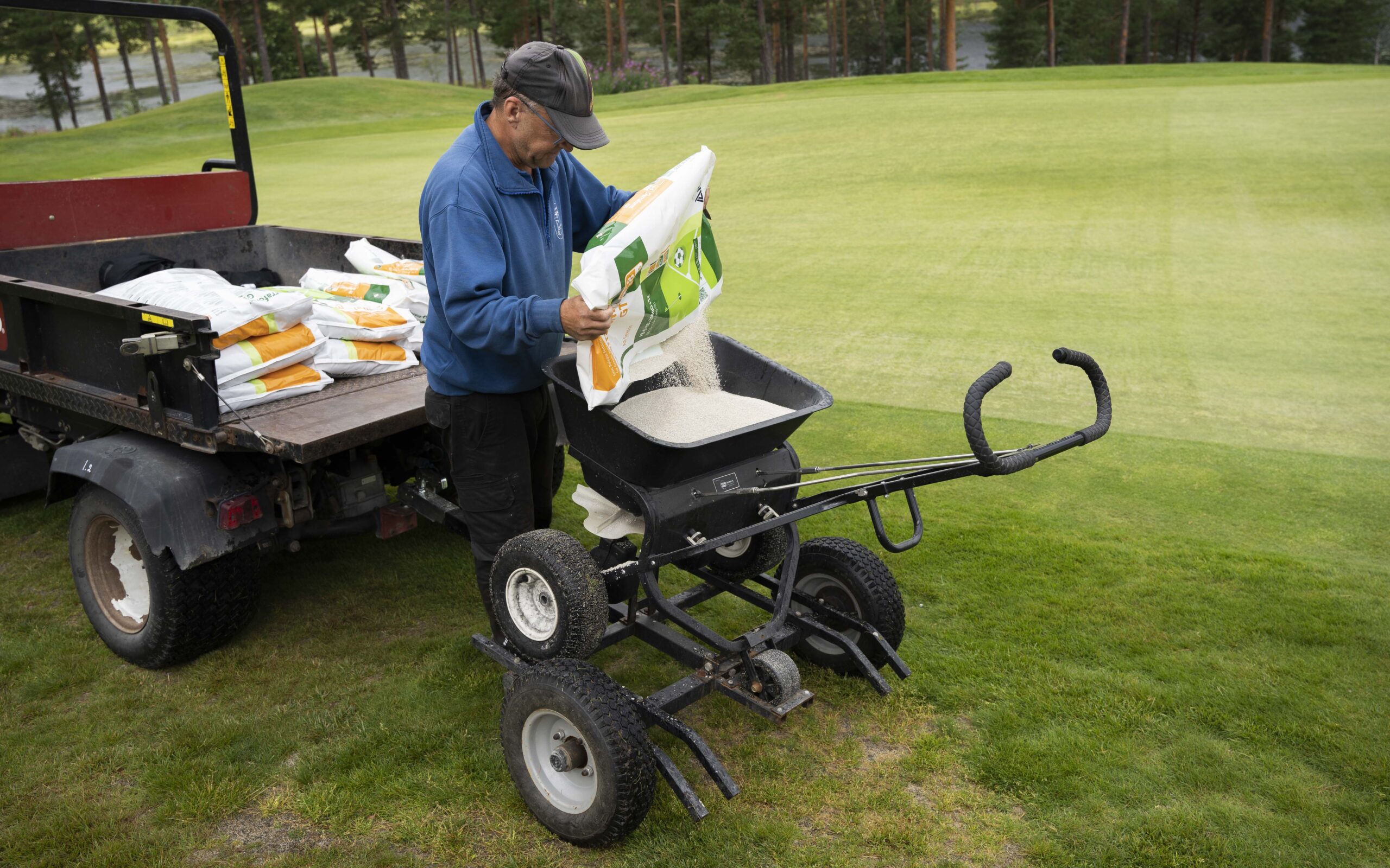 Greenkeeper Håkan Johanson sørger for at banen blir gjødslet en gang i måneden.