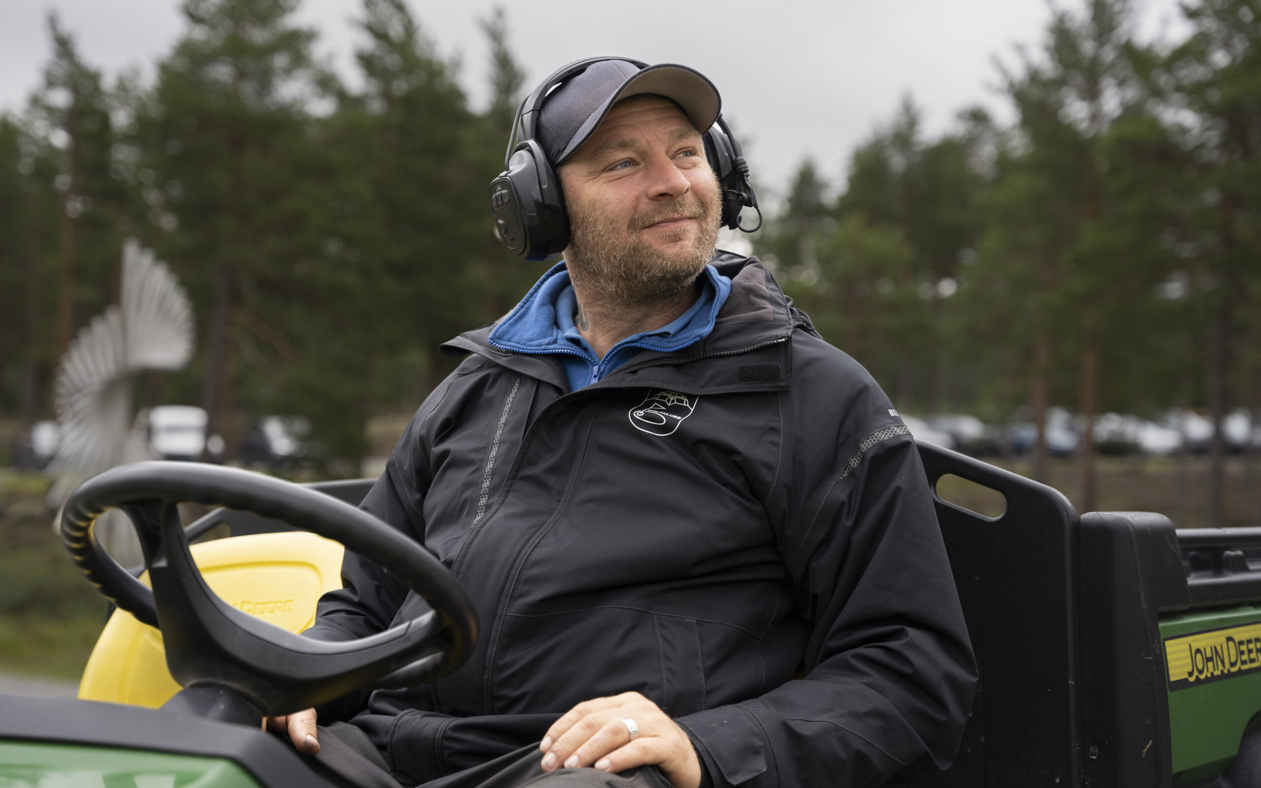 Head greenkeeper Raimond Nybakk, forteller at de må klippe gresset hver dag i sesongen som varer fra mai til oktober.