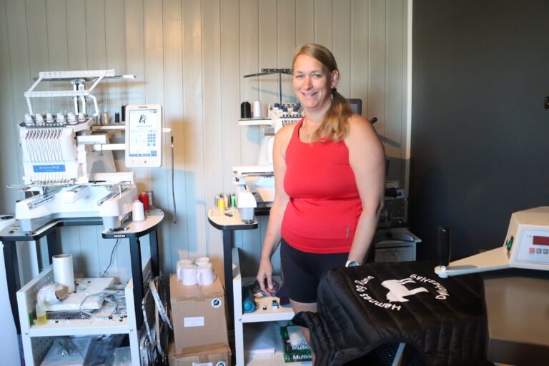 Aina Digerud jobber hjemmefra og leverer produktene sine hvor som helst i landet.
