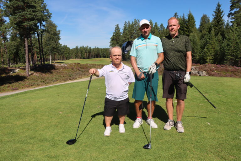 Joakim Bjöckman (t.v.), André Toth og Stian Halvorsen gir seg ut på hull nummer ti en varm sommerdag på Liermoen.